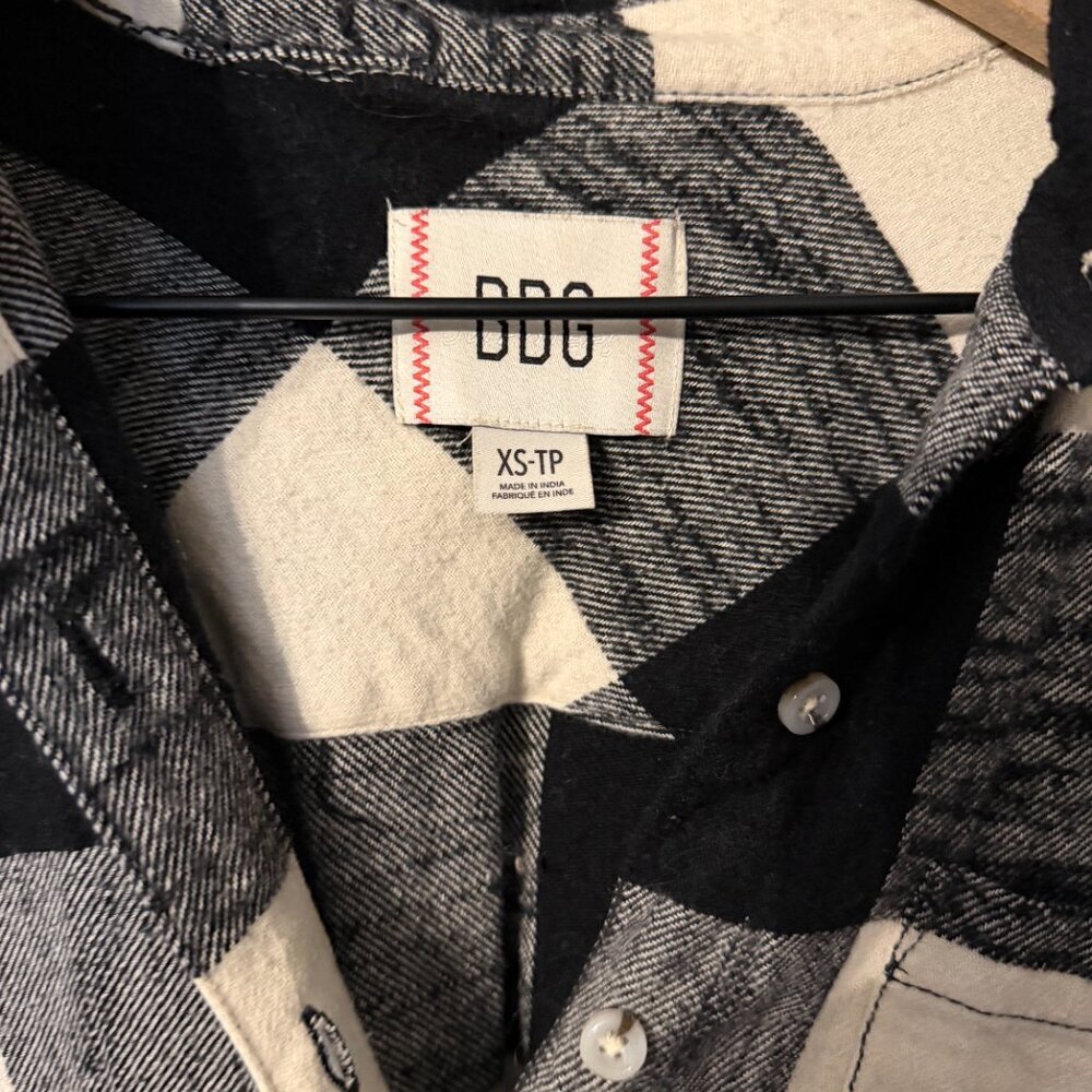 Urban Outfitters Cropped Sleeve Black White Flannel Plaid Oversized Button XS - Picture 2 of 5